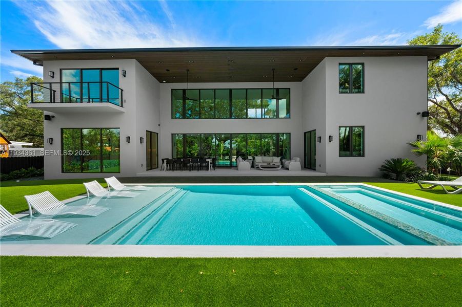 Exterior details and patio area of a home in , Miami (Image 29).