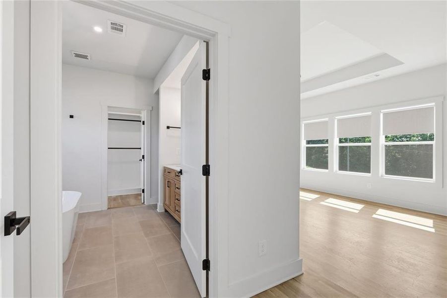 Spacious, unfurnished interior of a new home in , Clermont (Image 58).