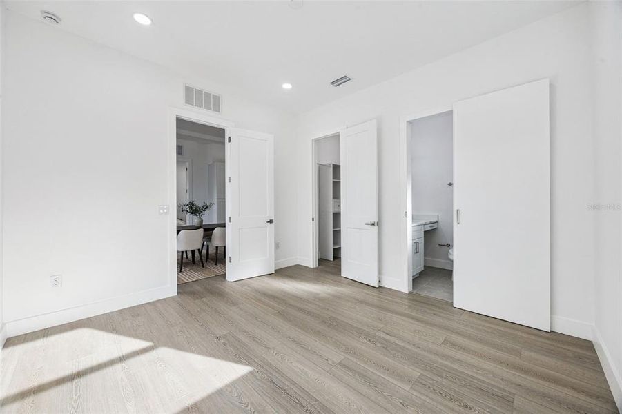 Spacious, unfurnished interior of a new home in , Orlando (Image 21).