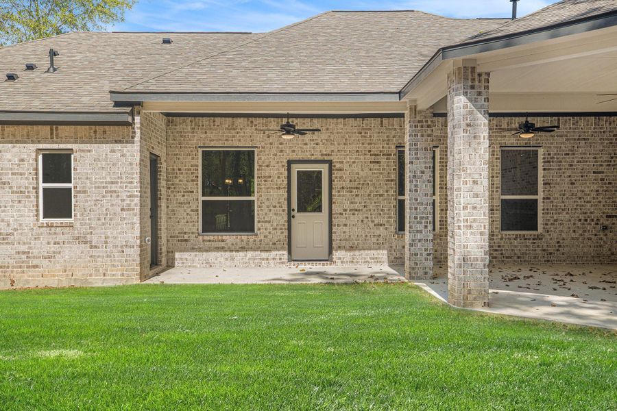 Exterior details and patio area of a home in Encino Estates, Dayton (Image 3).
