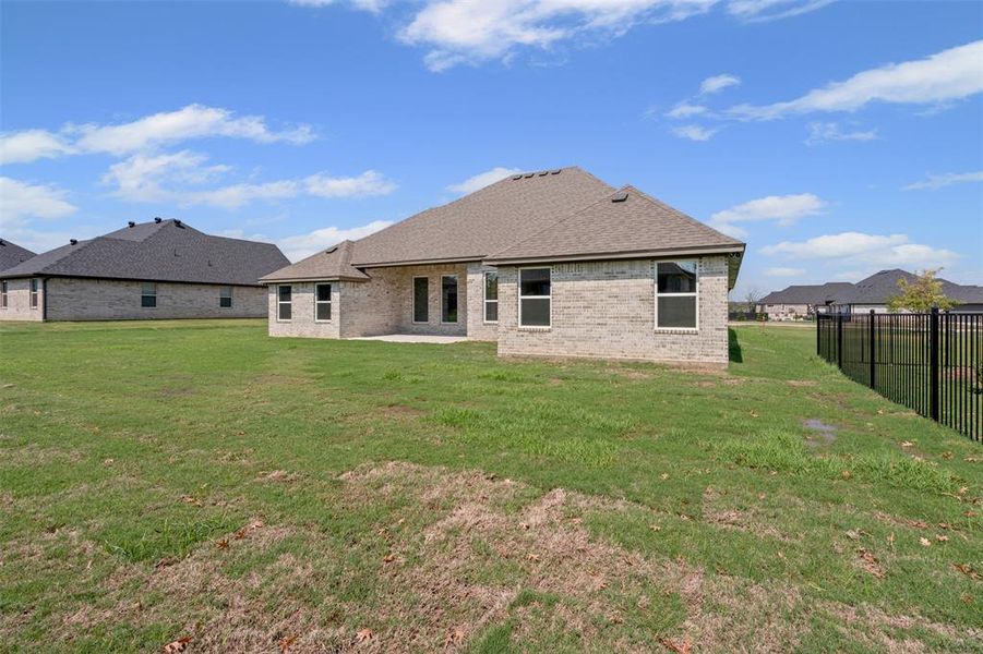 Exterior details and patio area of a home in Pecan Plantation, Granbury (Image 26).