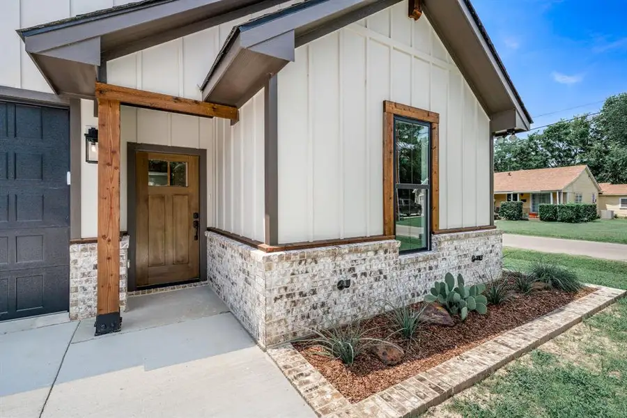 Exterior details and patio area of a home in , Mineola (Image 3).