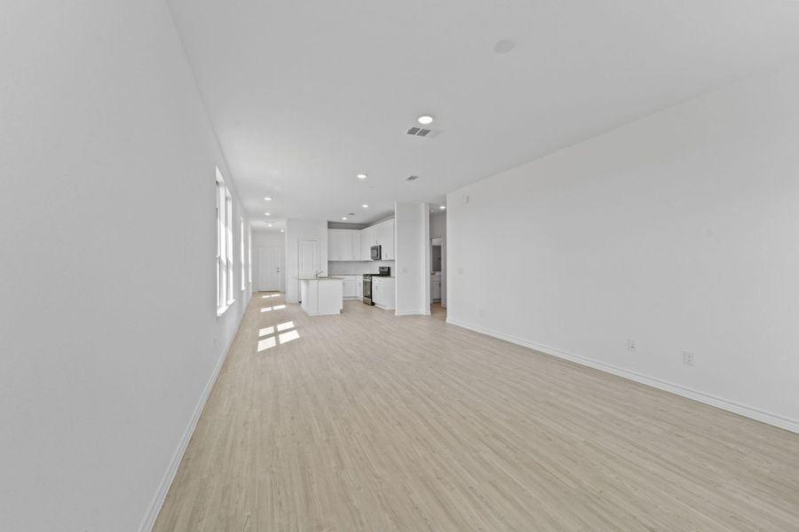 Spacious, unfurnished interior of a new home in River Ranch, Dayton (Image 12).