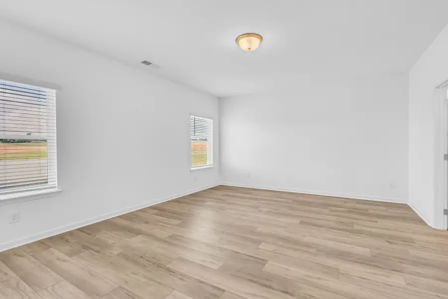 Spacious, unfurnished interior of a new home in Stratford Station, Lebanon (Image 12).