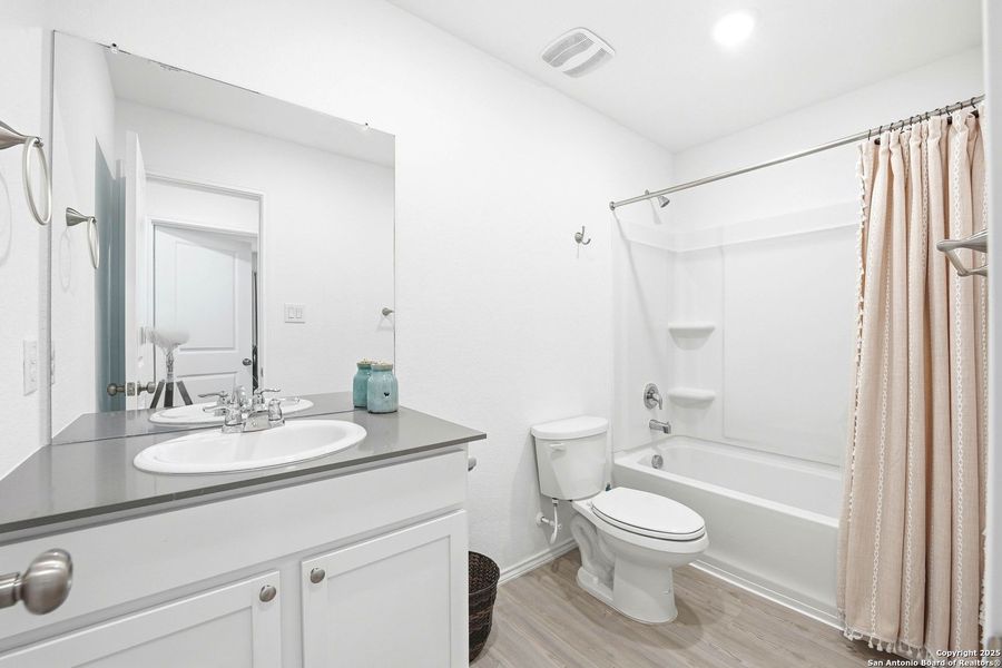 Furnished interior view inside a new home in Lodi Grove, Floresville (Image 18).