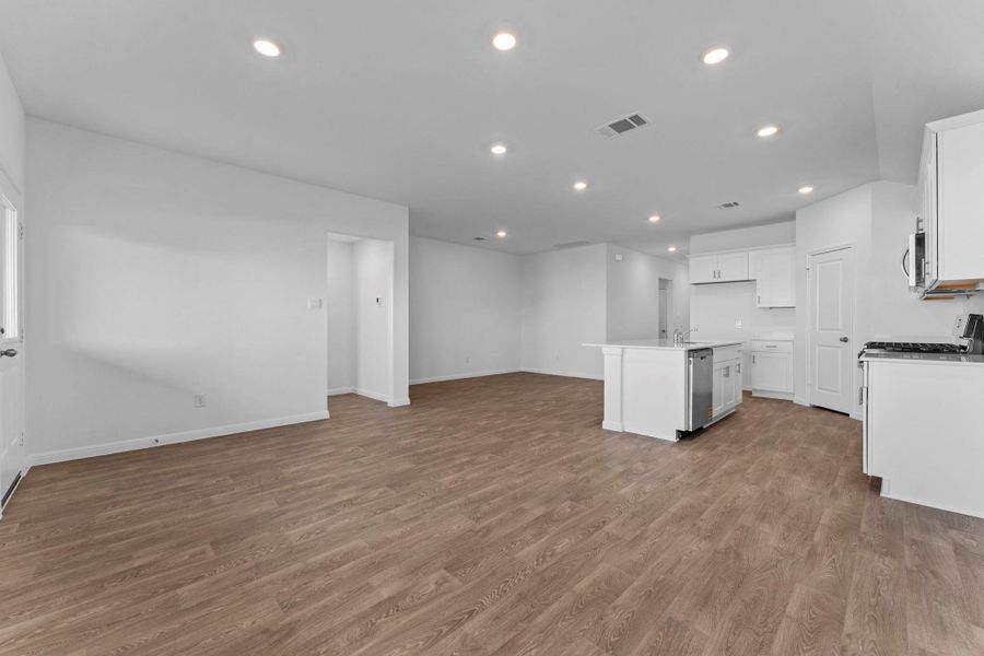 Spacious, unfurnished interior of a new home in Paramount, Kyle (Image 24).