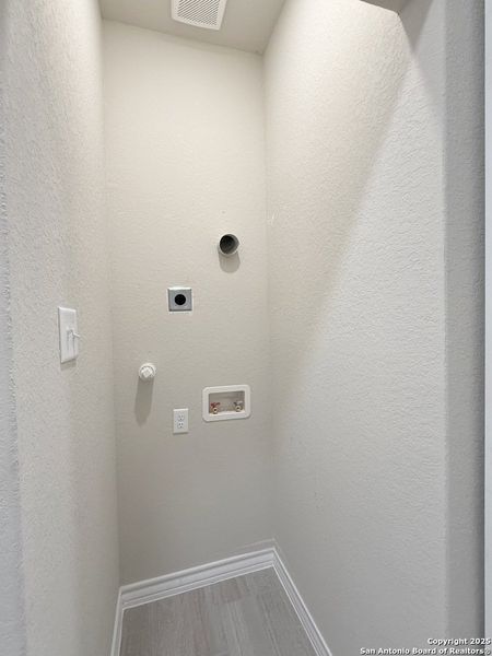 Spacious, unfurnished interior of a new home in , Natalia (Image 26).