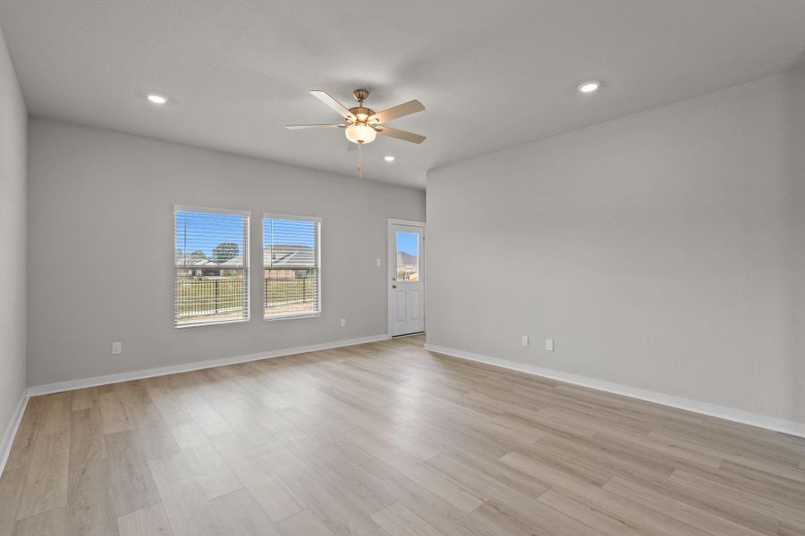 Spacious, unfurnished interior of a new home in Laurel Landing 40', Alvin (Image 16). Spacious, unfurnished interior of a new home in Laurel Landing 40', Alvin (Image 16).