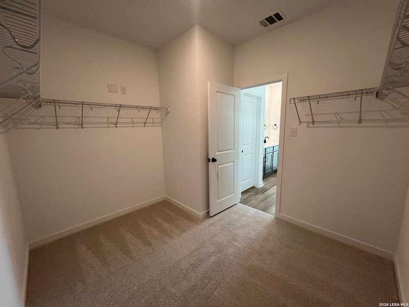 Spacious, unfurnished interior of a new home in Nopal Valley, San Antonio (Image 18).