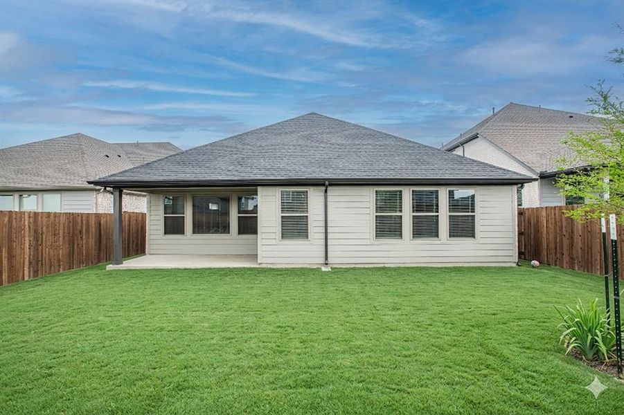Exterior details and patio area of a home in Elevon, Lavon (Image 18).