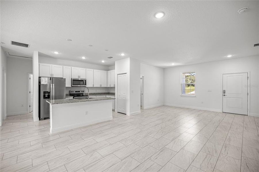 Spacious, unfurnished interior of a new home in , Ocala (Image 19).