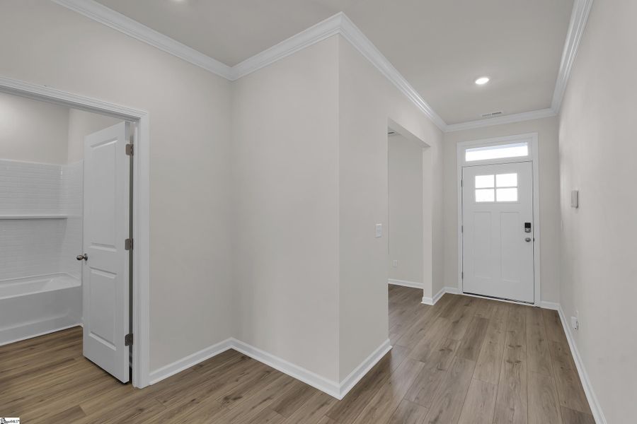 Spacious, unfurnished interior of a new home in Lynbrook, Boiling Springs (Image 16).