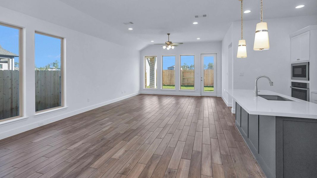 Spacious, unfurnished interior of a new home in Artavia 45', Conroe (Image 13).