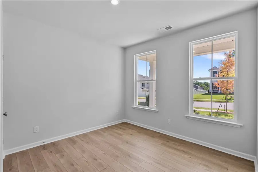 Spacious, unfurnished interior of a new home in Fieldstone, Lexington (Image 29).