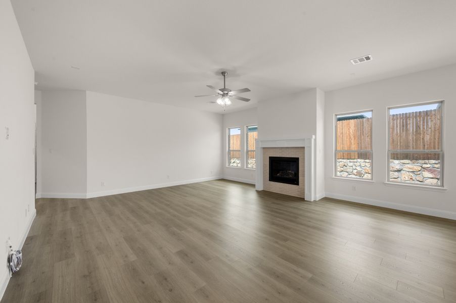 Spacious, unfurnished interior of a new home in Sheppard's Place, Waxahachie (Image 20).