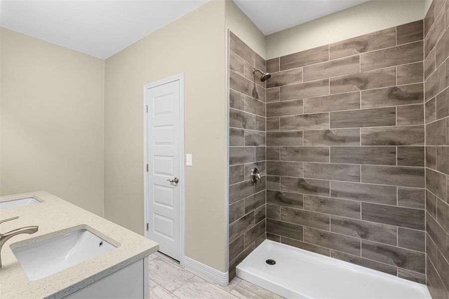 Furnished interior view inside a new home in , Corsicana (Image 5).