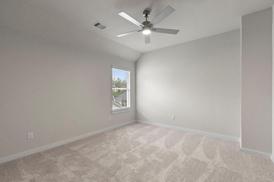 Spacious, unfurnished interior of a new home in Barton Creek Ranch, Conroe (Image 28).