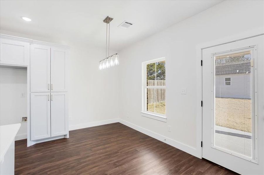 Spacious, unfurnished interior of a new home in , Sherman (Image 12).