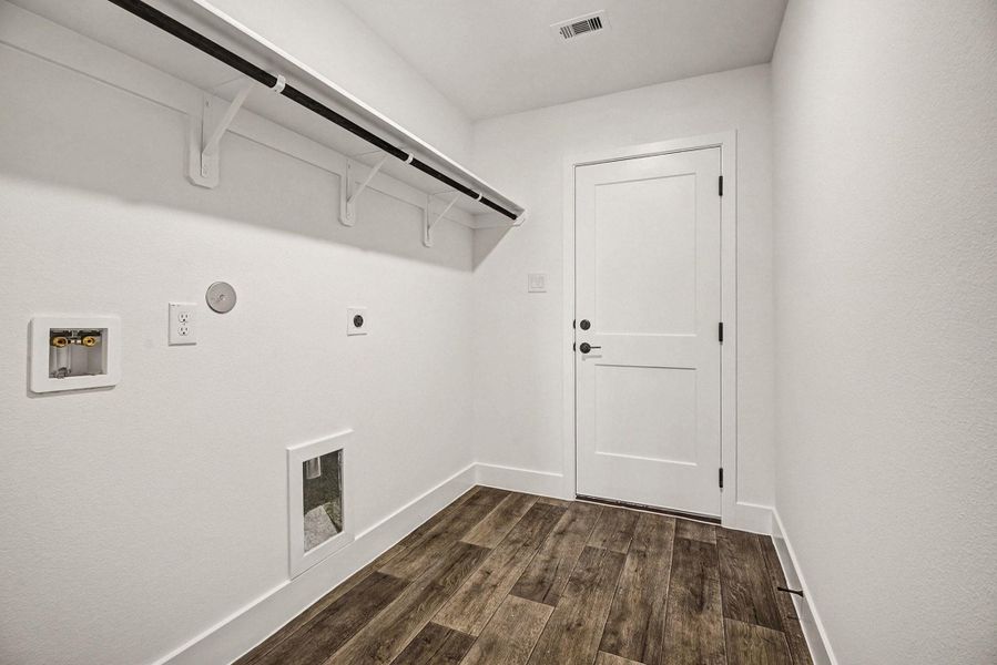 Spacious, unfurnished interior of a new home in Greystone, Angleton (Image 15).