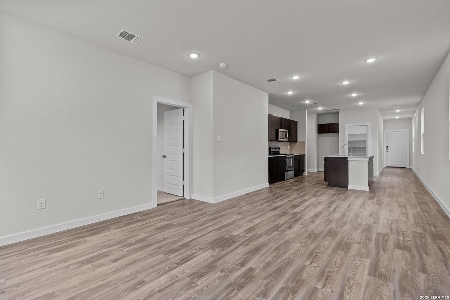 Spacious, unfurnished interior of a new home in Mesa Vista, San Antonio (Image 17). Spacious, unfurnished interior of a new home in Mesa Vista, San Antonio (Image 17).