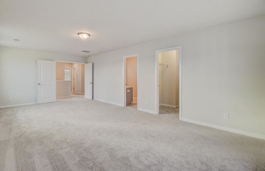 Spacious, unfurnished interior of a new home in Sweetgrass at Summers Corner, Summerville (Image 12).