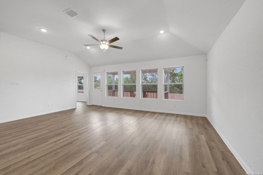 Spacious, unfurnished interior of a new home in Cinco Lakes, San Antonio (Image 27).