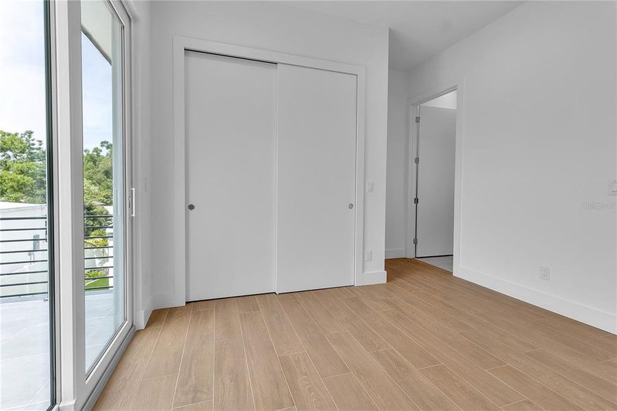 Spacious, unfurnished interior of a new home in , Sarasota (Image 23).