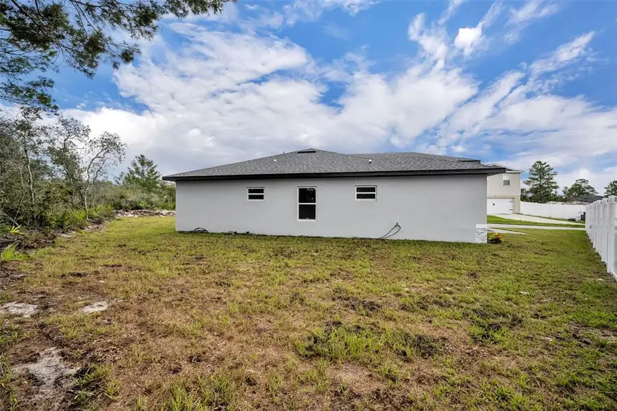 Exterior details and patio area of a home in , Kissimmee (Image 2).
