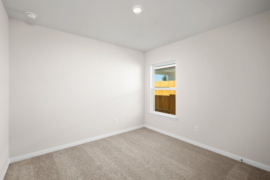 Spacious, unfurnished interior of a new home in Pinewood Trails, Cleveland (Image 8).