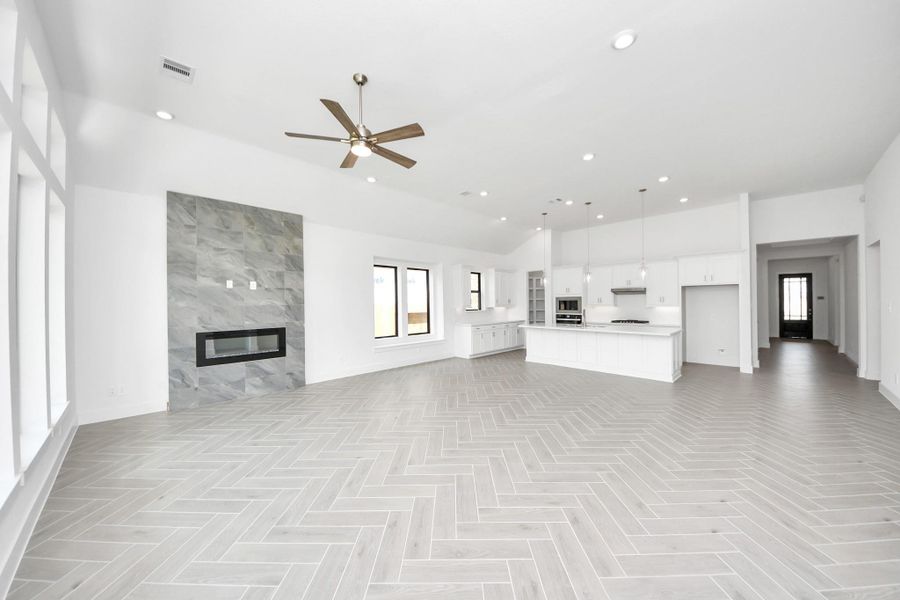 Spacious, unfurnished interior of a new home in Amira: Heritage Collection, Tomball (Image 28).