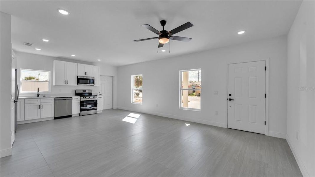 Spacious, unfurnished interior of a new home in , Winter Haven (Image 11).