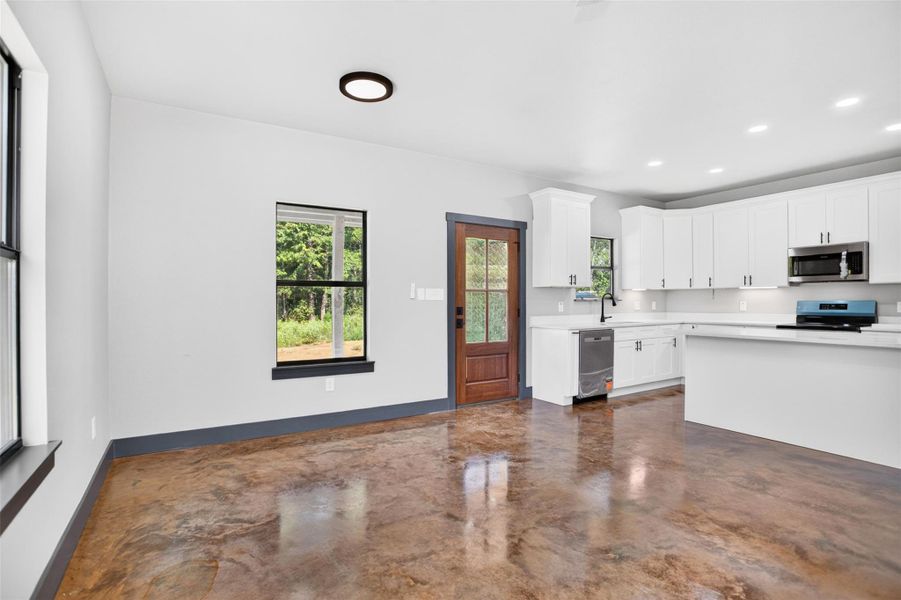Spacious, unfurnished interior of a new home in , Nacogdoches (Image 14).