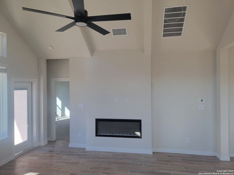 Spacious, unfurnished interior of a new home in Meyer Ranch, New Braunfels (Image 14). Spacious, unfurnished interior of a new home in Meyer Ranch, New Braunfels (Image 14).