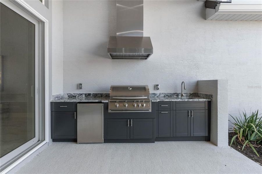 Full Outdoor Kitchen w/Grill, Sink, & Fridge Full Outdoor Kitchen w/Grill, Sink, & Fridge