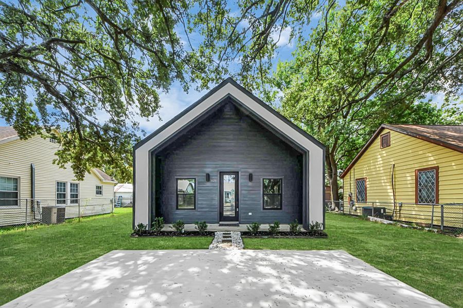 Front exterior of a new home in , Baytown, TX, highlighting curb appeal (Image 1).