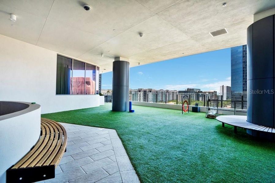Exterior details and patio area of a home in , St. Petersburg (Image 31).