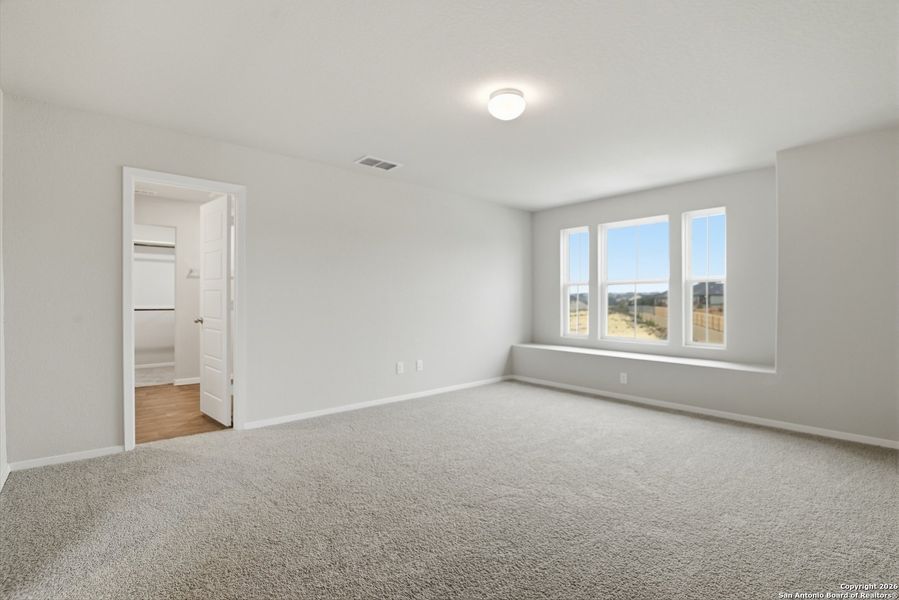 Spacious, unfurnished interior of a new home in Hunters Ranch, San Antonio (Image 49).