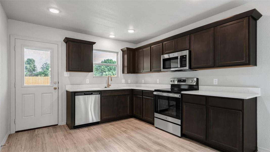 **Photos are sample photos of similar plan. Colors and features might vary** **Photos are sample photos of similar plan. Colors and features might vary**