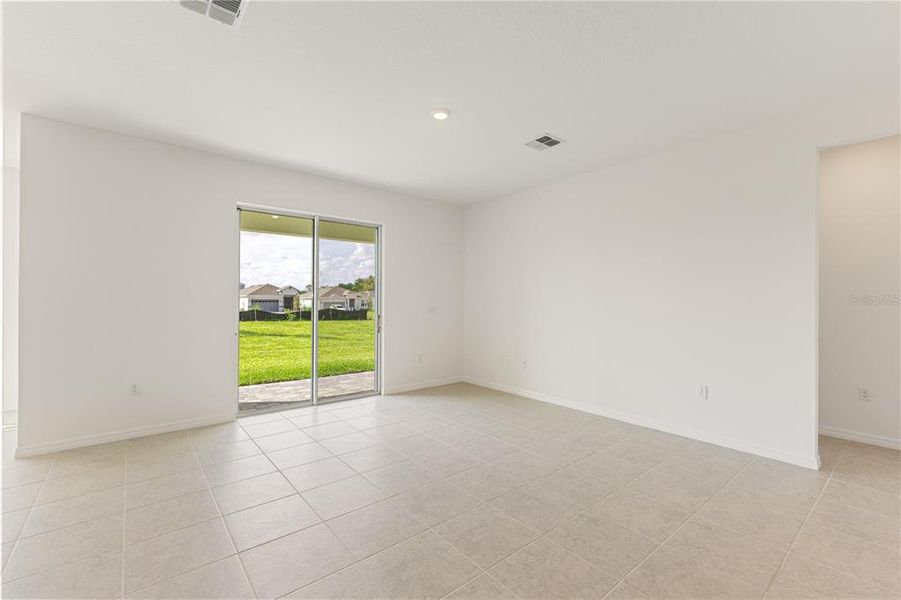 Spacious, unfurnished interior of a new home in Mirror Lake Village, Fruitland Park (Image 20).