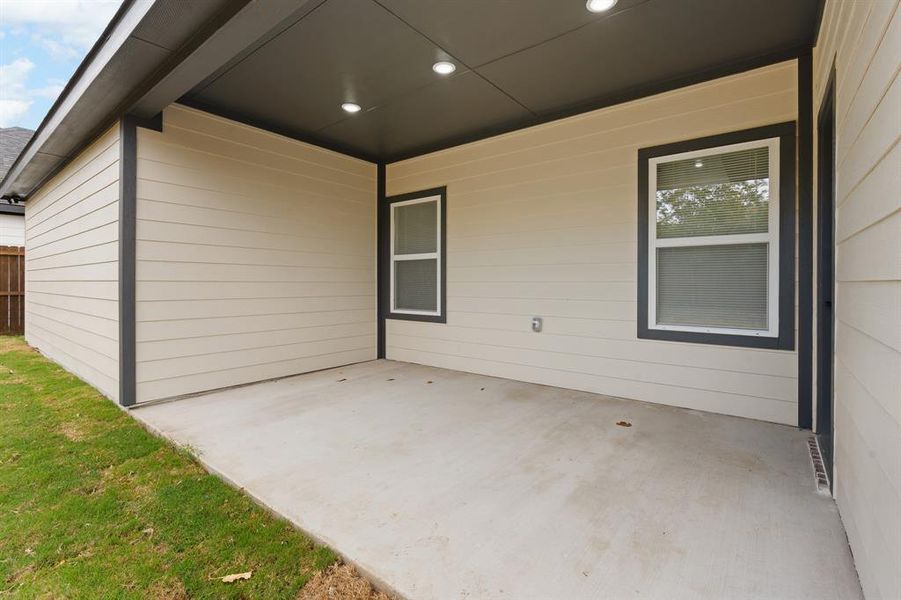 Exterior details and patio area of a home in , Fort Worth (Image 24).