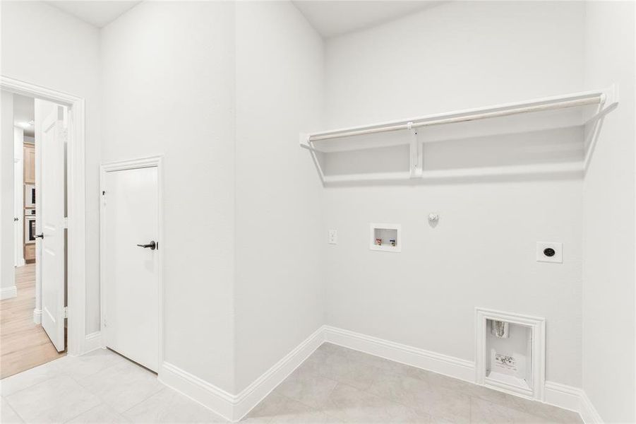 Spacious, unfurnished interior of a new home in Stone River Glen, Royse City (Image 24).