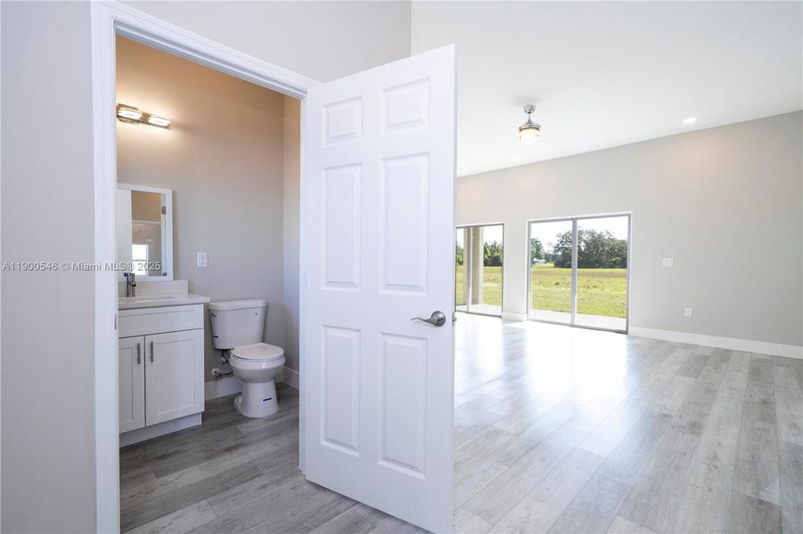 Spacious, unfurnished interior of a new home in , Sebring (Image 24).