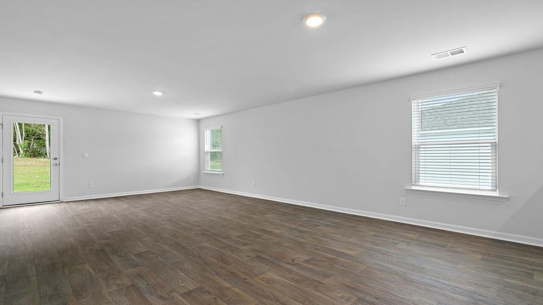Spacious, unfurnished interior of a new home in Carolina Groves, Moncks Corner (Image 17).