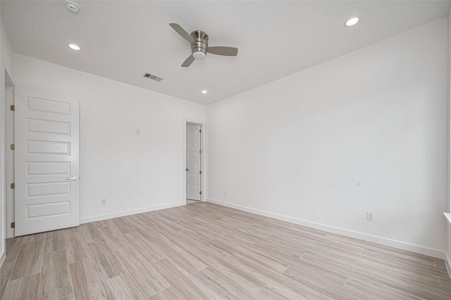 Spacious, unfurnished interior of a new home in , Houston (Image 20).