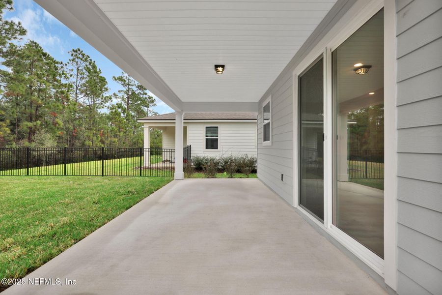 Exterior details and patio area of a home in Hyland Trail, Green Cove Springs (Image 3).