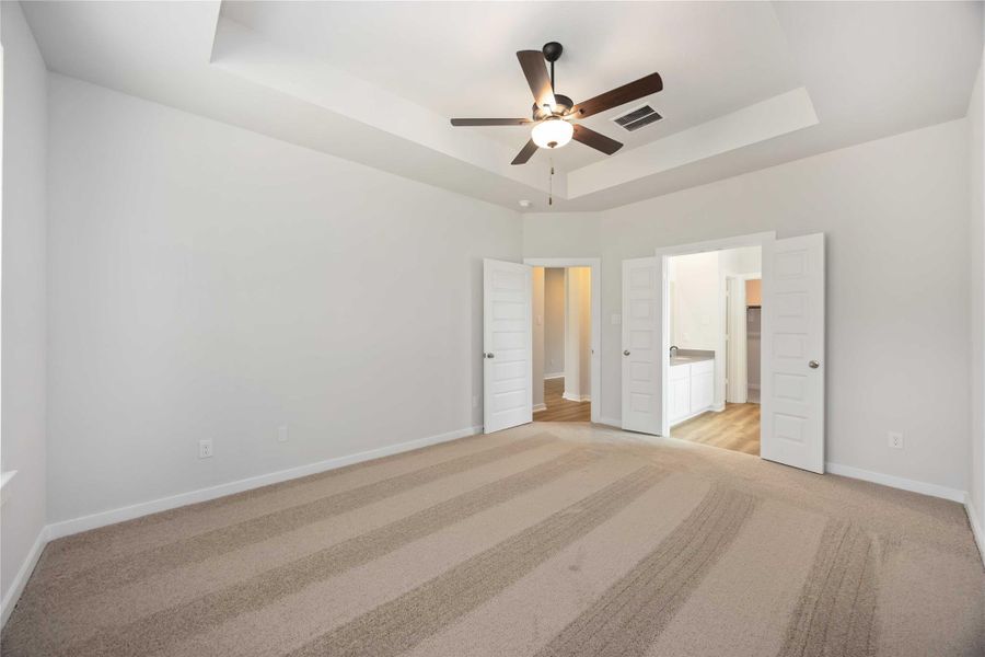 Spacious, unfurnished interior of a new home in Deer Pines, Conroe (Image 21).