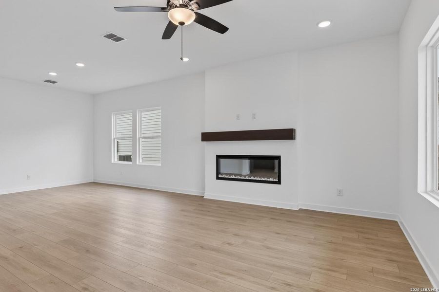 Spacious, unfurnished interior of a new home in Hennersby Hollow, San Antonio (Image 17).