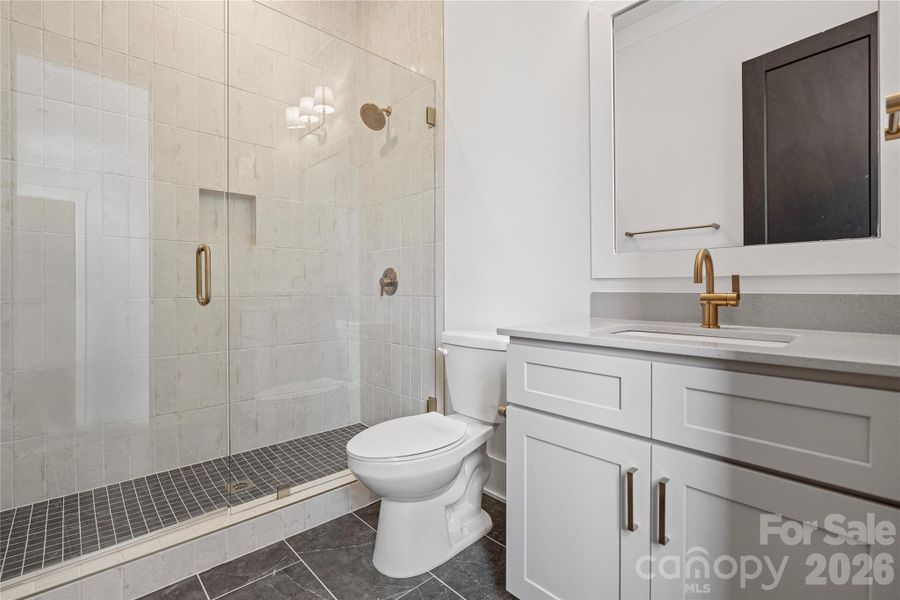 Guest Ensuite Main Floor