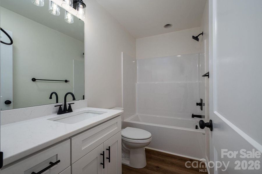 Guest Bathroom with tub/shower