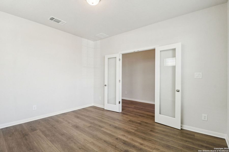 Spacious, unfurnished interior of a new home in Fox Falls, Boerne (Image 15). Spacious, unfurnished interior of a new home in Fox Falls, Boerne (Image 15).